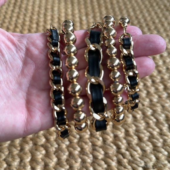 Bracelet stack - 2 gold beaded bracelet and 3 black faux leather and gold chains - Picture 2 of 5